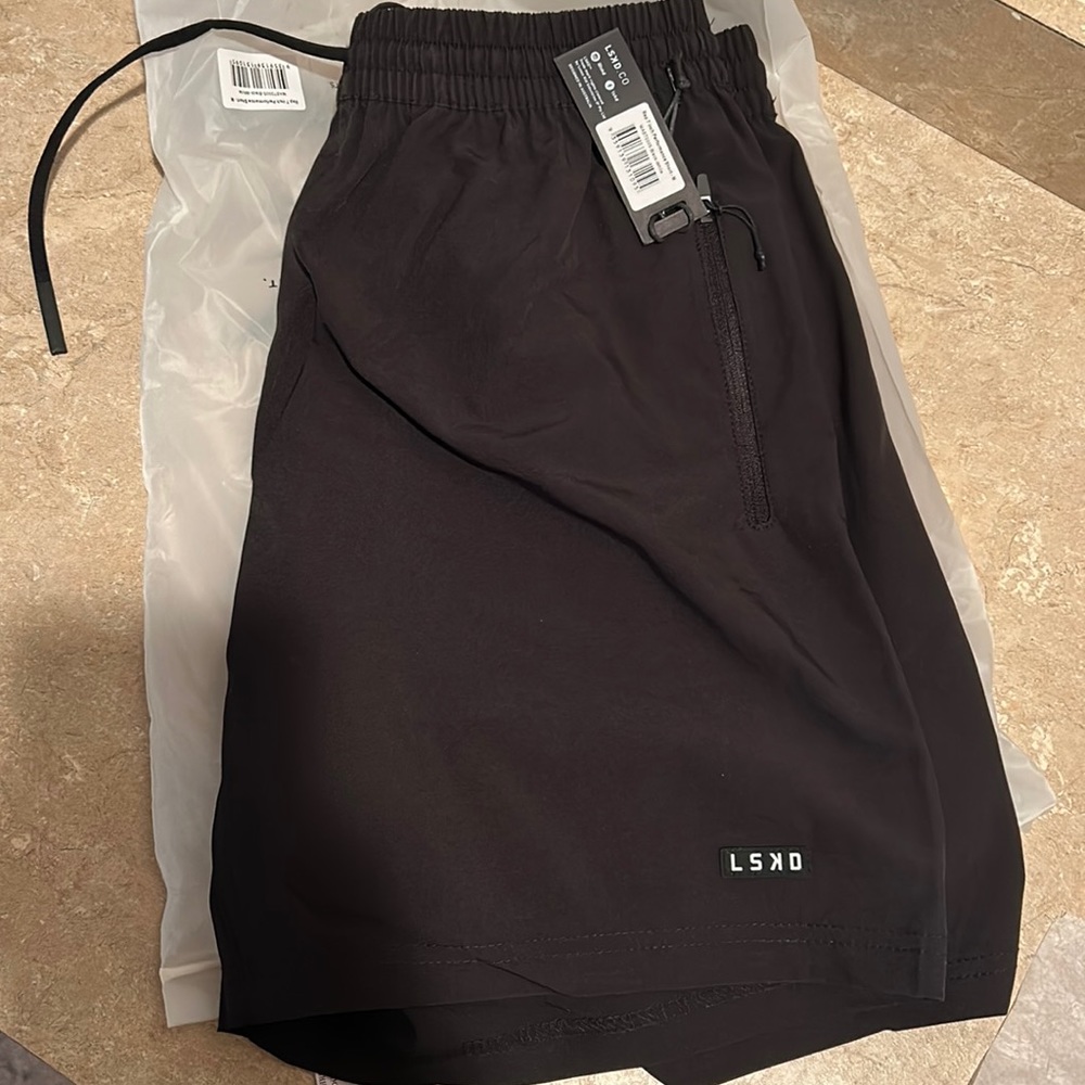 Men’s medium new shorts